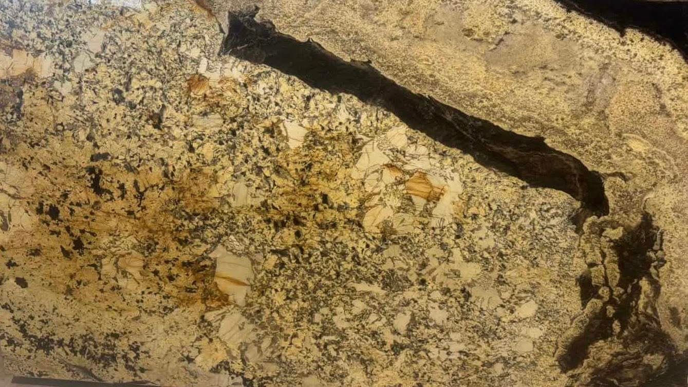 Kvarcitas „Patagonia Black Gold“ akmens plokštės paviršius